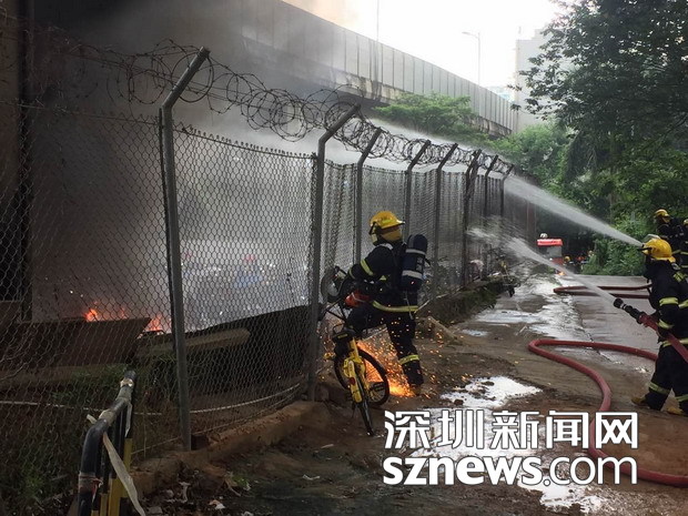 突发:深圳南山区南头关口附近着火 现场浓烟滚滚