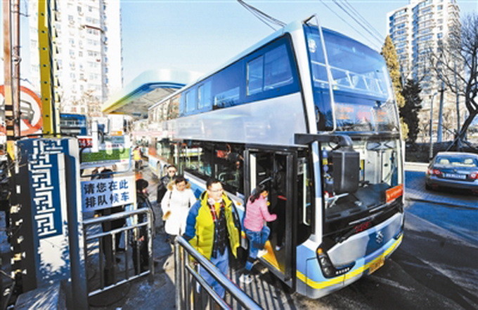 北京44路外环公交换成双层纯电动车 低底盘设计方便老人登车