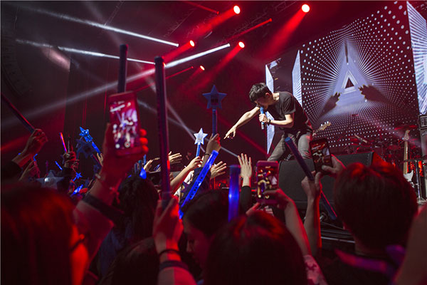 张杰海外巡演大获成功 悉尼演唱会《当你老了》献歌父亲