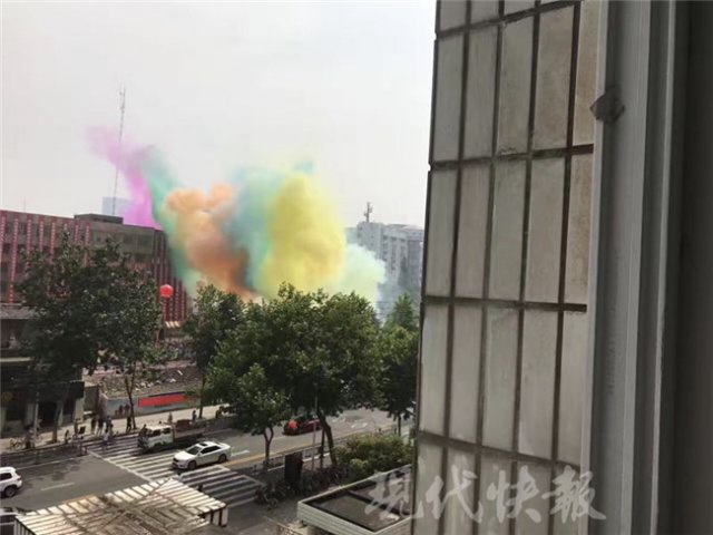 南京工人文化宫奠基燃放50支礼花 现场烟雾弥漫