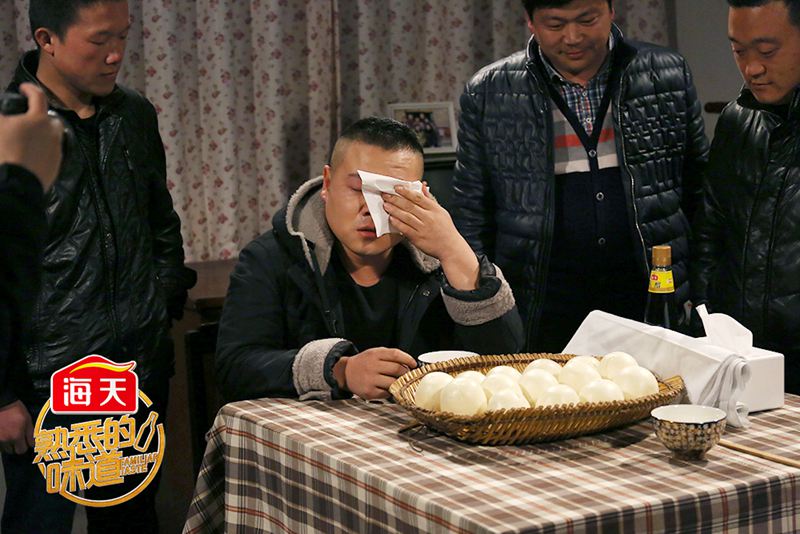 从小靠父母卖馒头为生 岳云鹏《熟悉的味道》见馒头痛哭