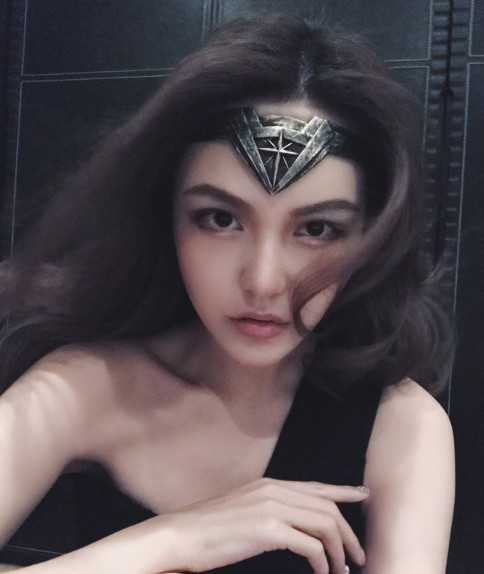 周扬青扮"神奇女侠" 但网友却抓出另外的"亮点"