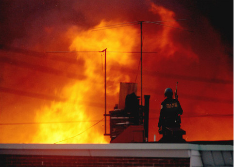 1985年5月13日，警方朝&ldquo;迁移&rdquo;总部房顶扔下了一枚炸弹，引发了一场大火