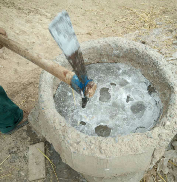 小水槽，盛水不多，凿冰不容易