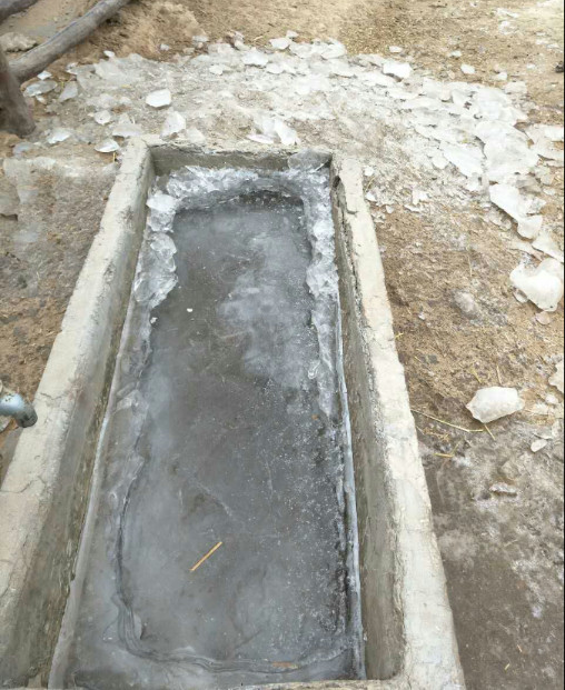 大水槽，盛水挺多，凿冰更难