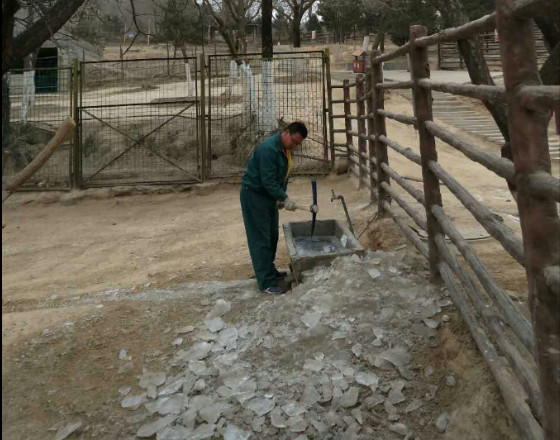 凿完一身汗，化后一片泥