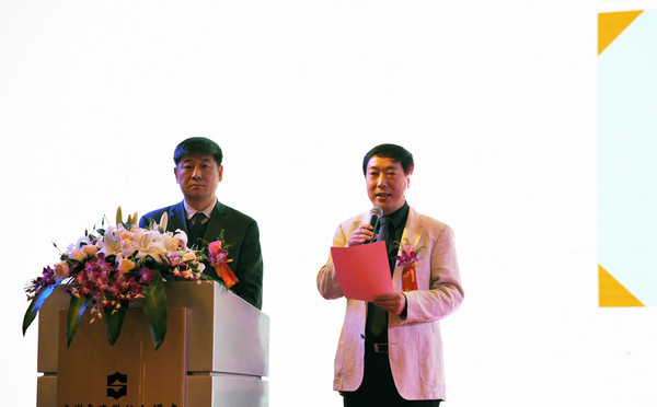 合影李世荣将军与卢丙仑教授会场歇息畅聊李世荣将军与卢丙仑教授会场