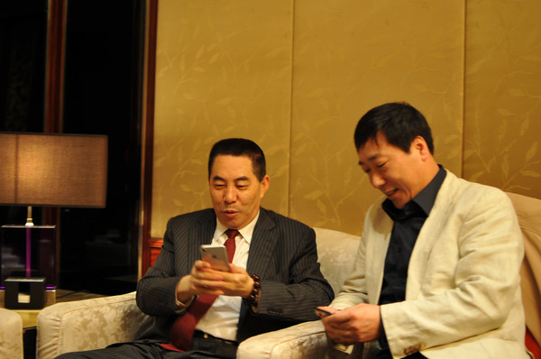 李世荣将军与卢丙仑教授会场歇息畅聊