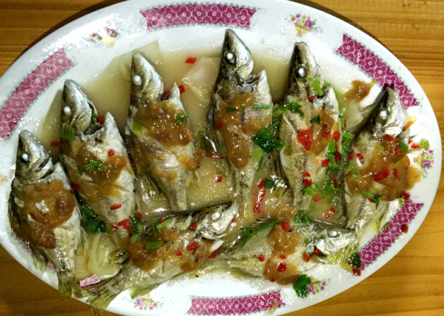 酸梅斑猪鱼▲白灼虾▲膏多多的蟹▲配料特别的蒸生蚝▲椒盐虾姑