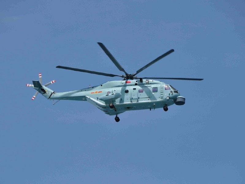 (图)停在辽宁舰上的直-18反潜直升机