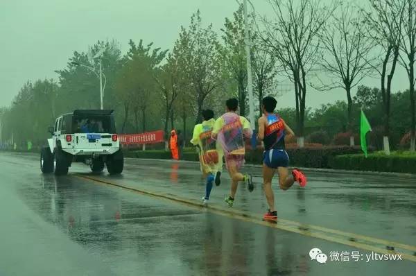 起先雨下得比较大，到28公里多他们折返后已经变小。王涛全程都穿着雨披，而黑人精英 “应该是前面穿，后面就扔了”。