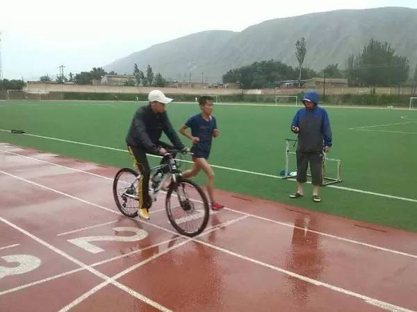 针对有些人认为像他和刘英才这样的体育生不能算业余选手的质疑，为人低调、不善言辞的王涛回应说：