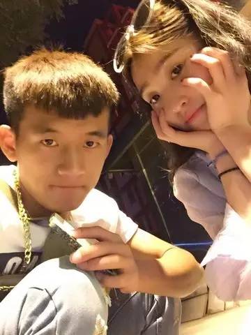 他说女友很支持、关心他，有时会陪他一起去比赛，每次得知他的成绩都会很开心。