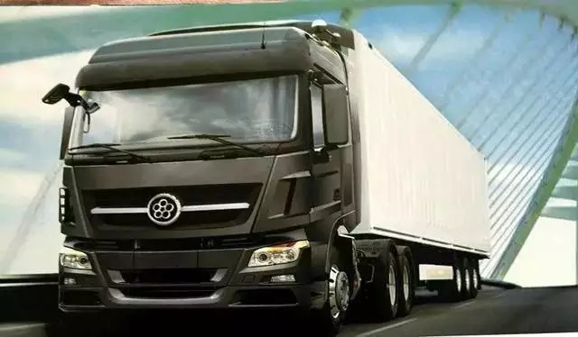 董小姐晒出车标，很多人不怀好意滴笑了