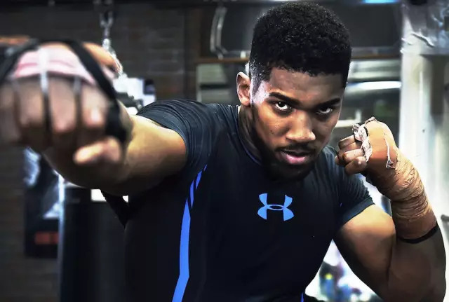 ▼安德玛是约书亚最重要的赞助商实际上,约书亚的"aj之队"已经签下了