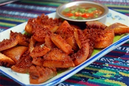 蘸特制的腌菜膏吃,极辣,极过瘾.