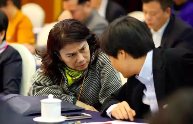 董小姐晒出车标，很多人不怀好意滴笑了