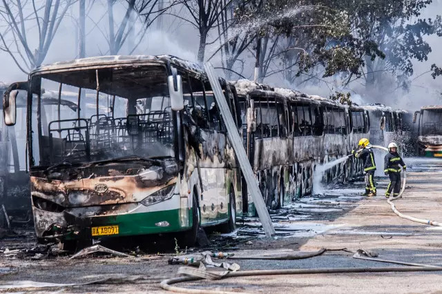 80多辆大巴被烧成空壳,小小的飞絮竟成助攻手?