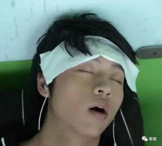 比如下面这些明星也爱张嘴睡觉,但是牙齿下巴就没啥问题哦