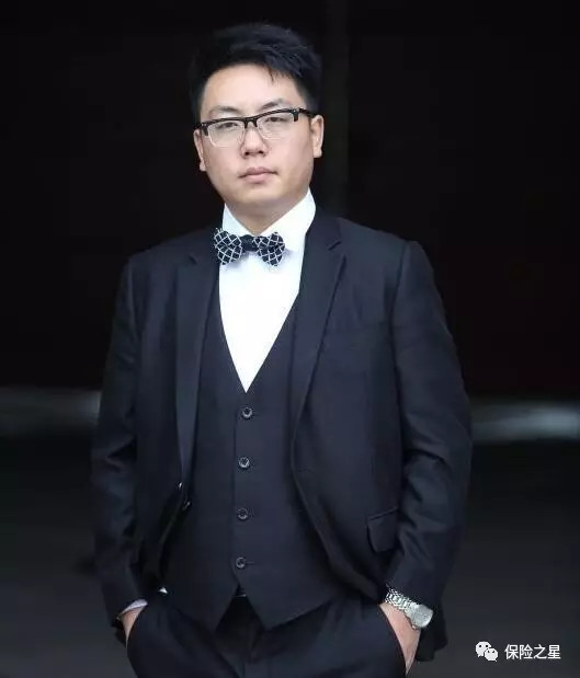 22岁时,他大学二年级,怀揣梦想加入中国人寿.