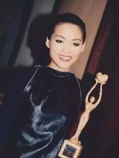 1996年接连两张专辑《遗憾》《都是夜归人》使得许美静成为情歌歌后