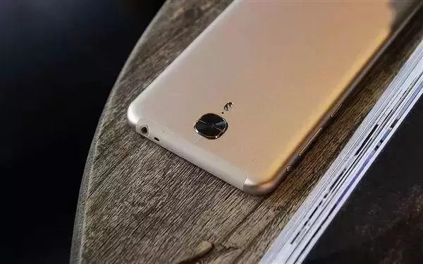 董小姐晒出车标，很多人不怀好意滴笑了