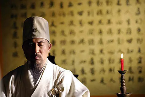 南方尚赤,属火,故"南帝"号一灯;西方尚白,属金,故"西毒"为欧阳"锋"