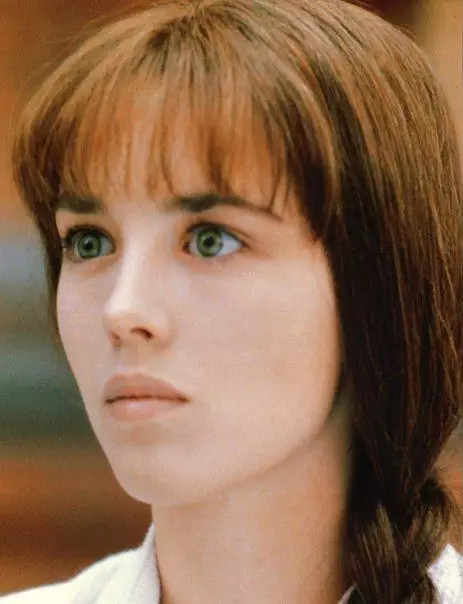 整个眼睛的线条变平对比一下阿佳妮和苏菲玛索的眼睛形状,是不是就很