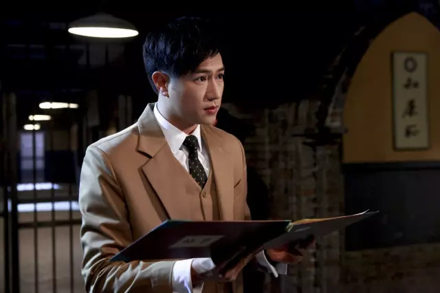 剧中,陈键锋饰演的警探雷鸣从小在孤儿院中长大,对社会现象看得比较