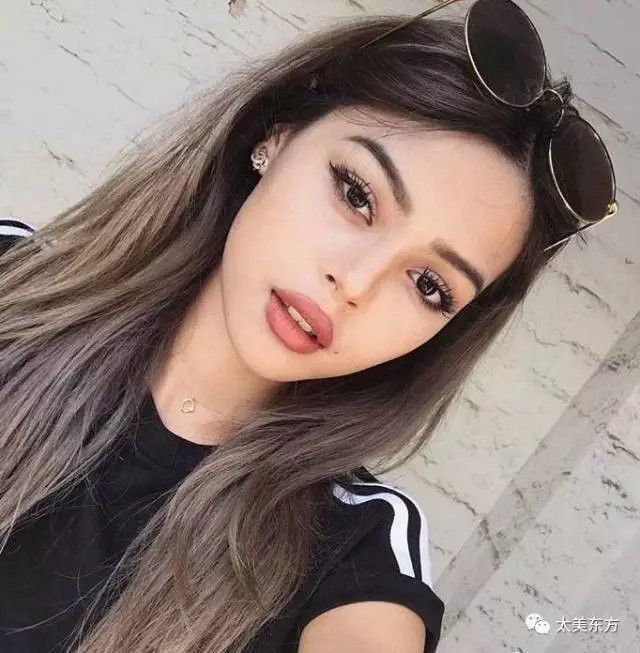 国际网红脸新标准看lilymaymac示范审美新宠