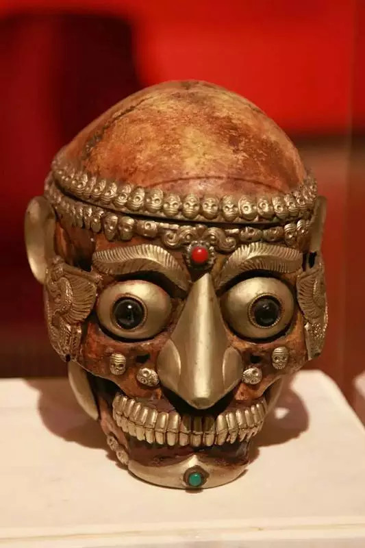 头盖骨法器(这可是实打实的真人头盖骨)▲腿骨法器(同样材料取自于