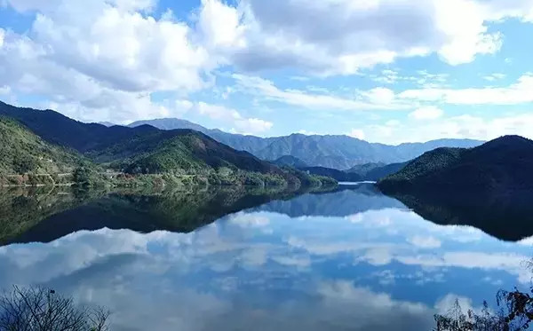 水天一色的石壁水库