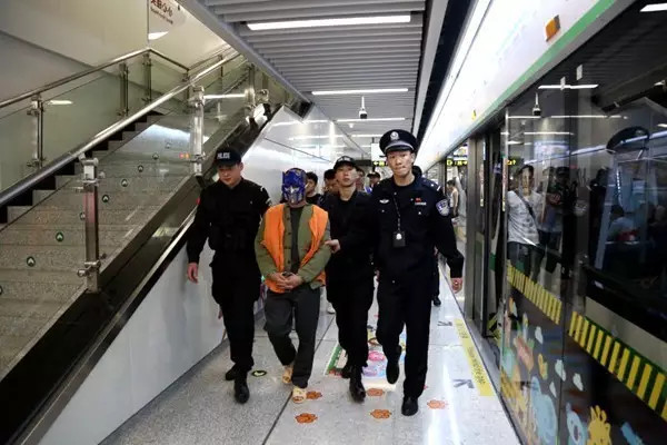 丢脸丢大发了 这个"面具男"成了南宁首名被抓的地铁扒手