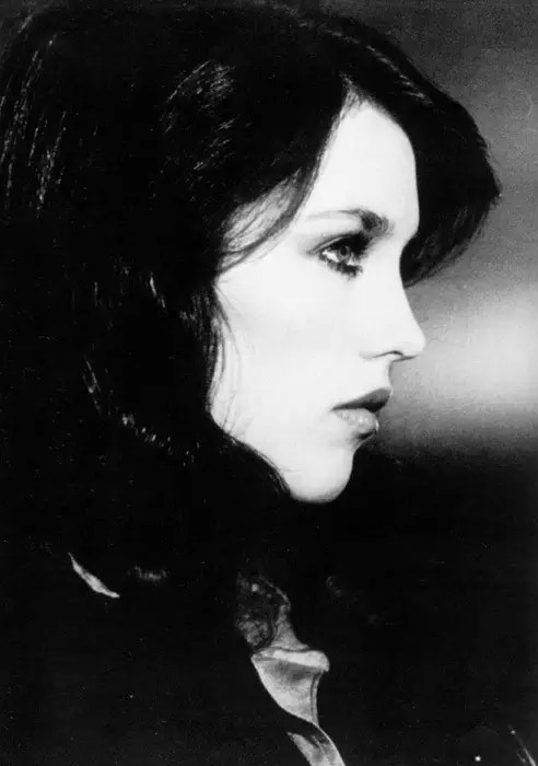 整个眼睛的线条变平对比一下阿佳妮和苏菲玛索的眼睛形状,是不是就很