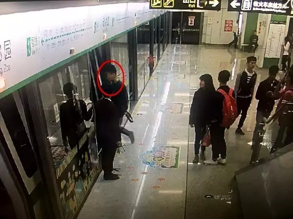 丢脸丢大发了 这个"面具男"成了南宁首名被抓的地铁扒手