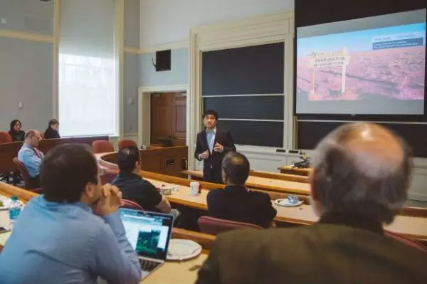 哈佛商学院邀请蚂蚁金服首席战略官陈龙，分享中国人对TechFin的思考。