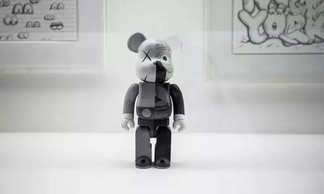 kaws究竟是啥?为啥霸占了最近潮流圈的头条?