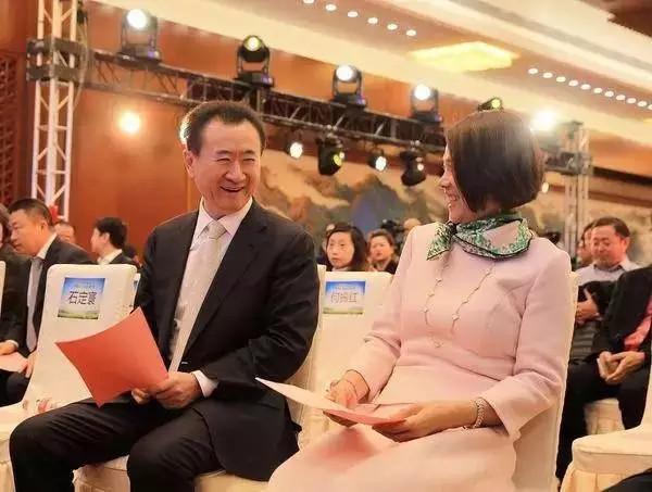 董小姐晒出车标，很多人不怀好意滴笑了