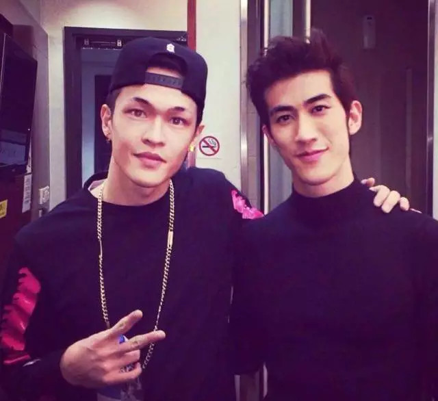 mark的妈妈jeanie是王国旌前妻所生,现在餐饮生意做得也很厉害,好多圈