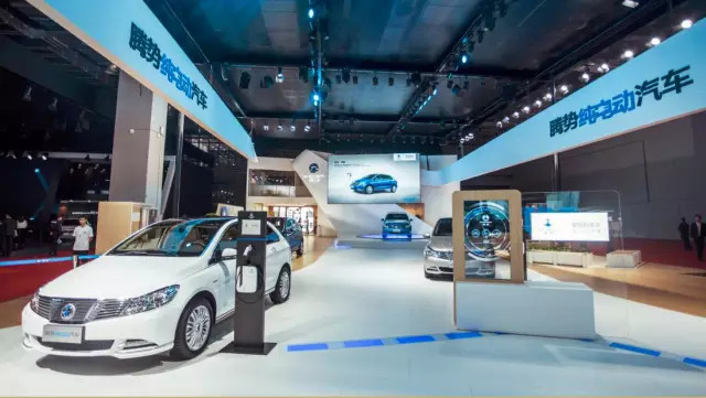 戴姆勒集团联合设计制造，和奔驰同堂销售，<a class=