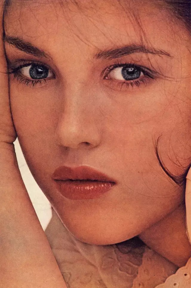 整个眼睛的线条变平对比一下阿佳妮和苏菲玛索的眼睛形状,是不是就很