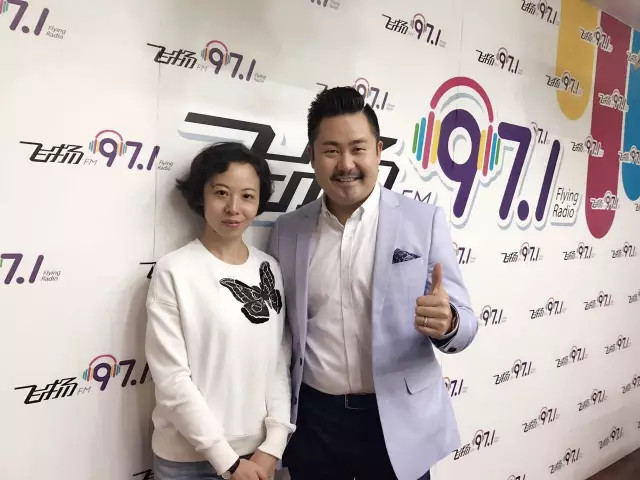 我们英俊霸气的澳中龙耀董事长李宇琪先生,与知性优雅的《世界葡萄酒