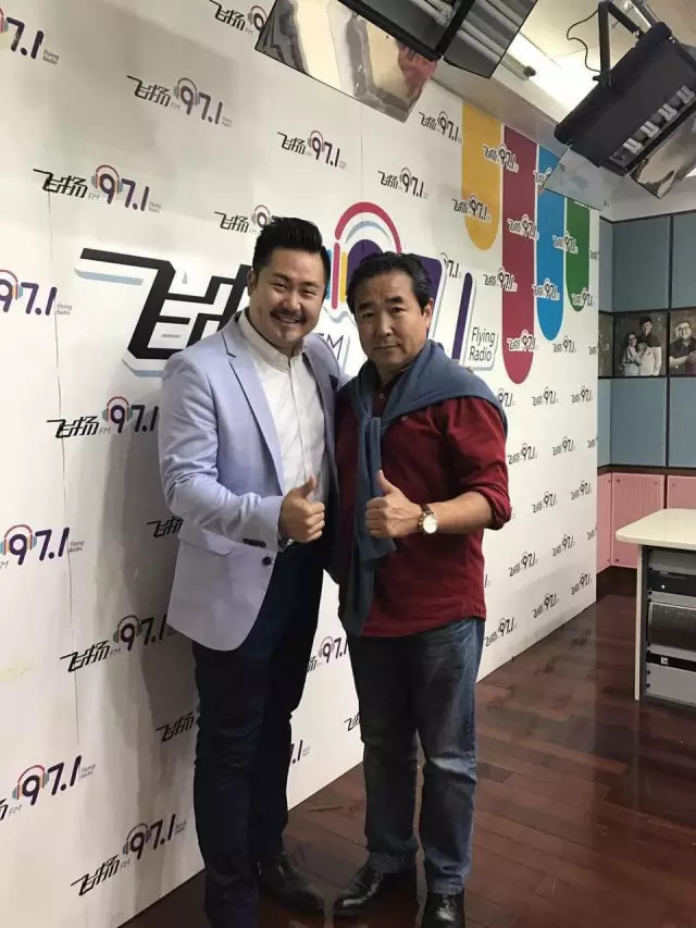 我们英俊霸气的澳中龙耀董事长李宇琪先生,与知性优雅的《世界葡萄酒