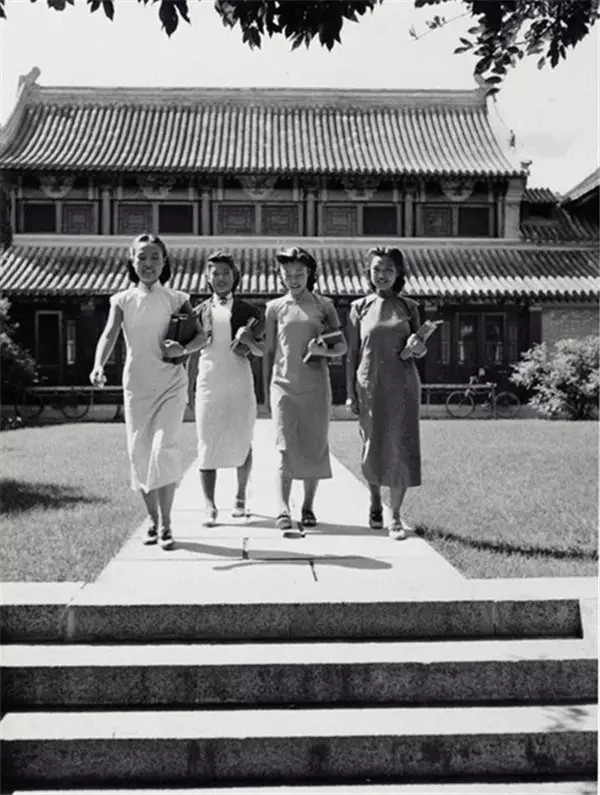 1941年,燕京大学女学生走出宿舍楼