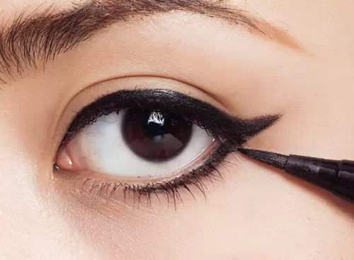 step5:为下眼线打底 以点涂方式把下睫毛根部空隙补满,只要画到下眼睑