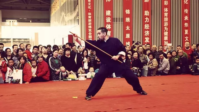 73阿诺在山西太原表演迎手鞭杆