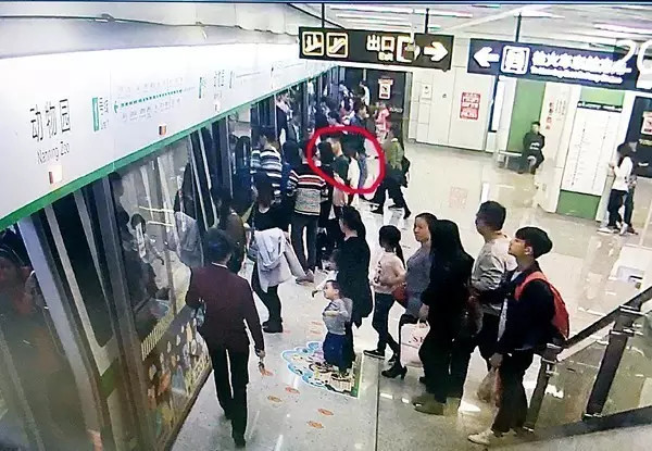 丢脸丢大发了 这个"面具男"成了南宁首名被抓的地铁扒手