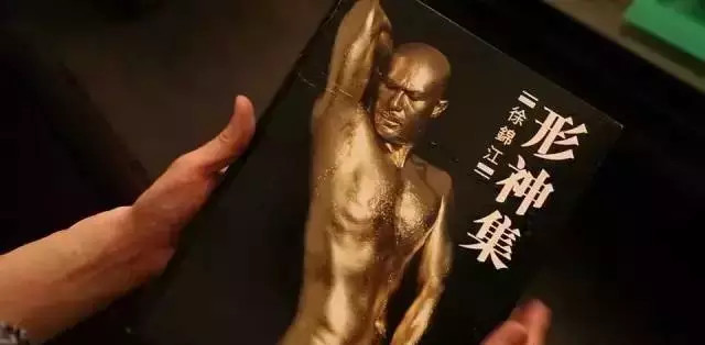 出了自己的全裸写真集,这在80年代的香港也是属于非常先锋的艺术形