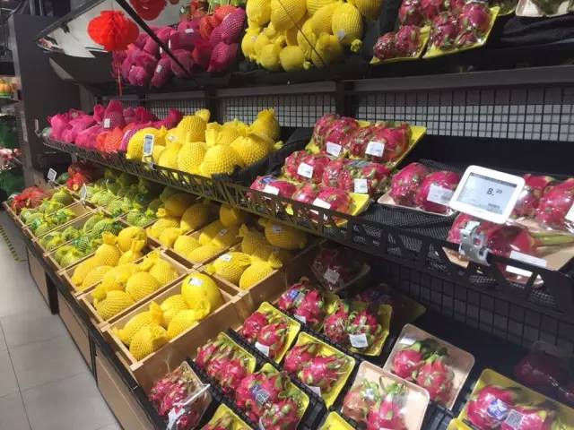 盒马集市内待售的水果