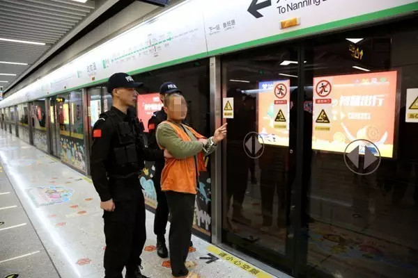 丢脸丢大发了 这个"面具男"成了南宁首名被抓的地铁扒手